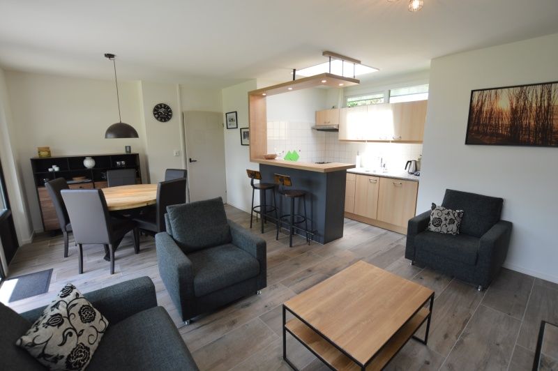 Open keuken en woonkamer in Tempelierweg 17 vakantiehuis, De Dennen, Texel, met moderne inrichting.