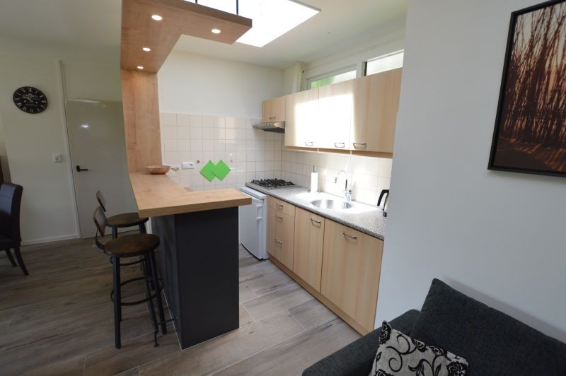 Moderne keuken in Tempelierweg 17 vakantiehuis, De Dennen, Texel, met bar en kookfaciliteiten.