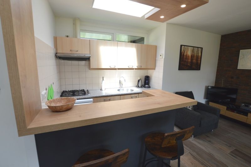 Stijlvolle keuken met bar in Tempelierweg 17 vakantiehuis, De Dennen, Texel, voor een ontspannen verblijf.