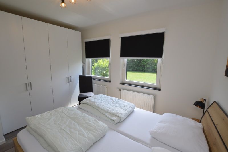 Ruime slaapkamer met veel licht in Tempelierweg 17 vakantiehuis, De Dennen, Texel.