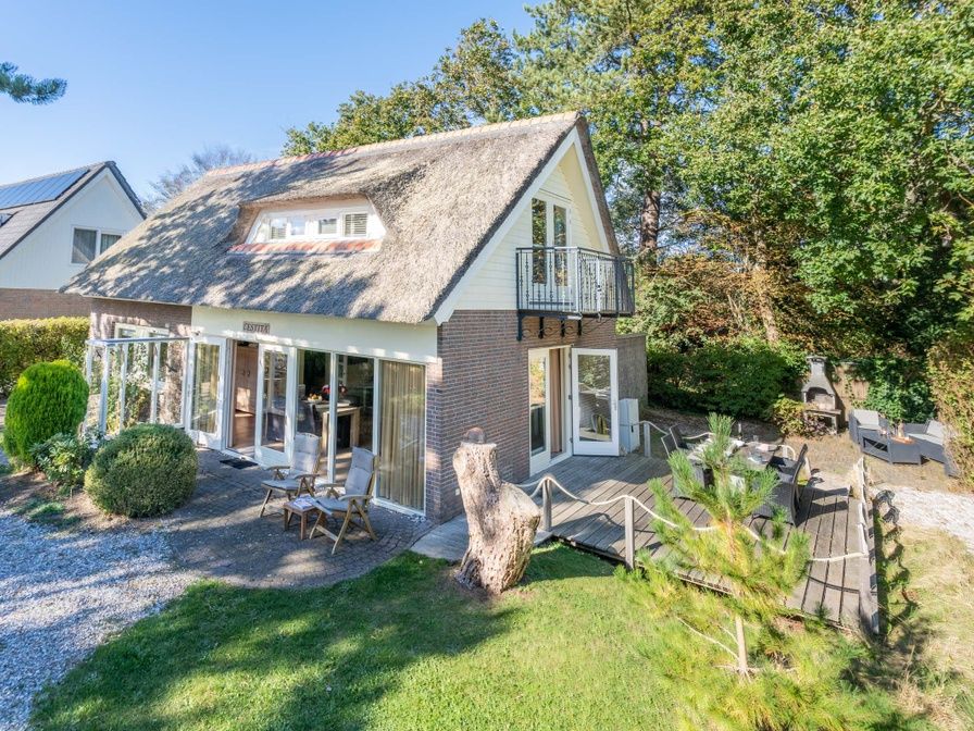 Country house Tempelierweg 22 in De Dennen, Texel, with charming thatched roof and spacious veranda.