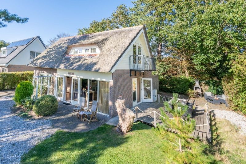 Vacation home Landhuis Tempelierweg 22 in De Dennen, Texel, surrounded by green nature.