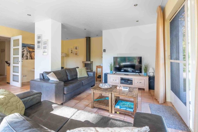 Interior space of Landhuis Tempelierweg 22 in De Dennen, Texel, with modern furnishings.