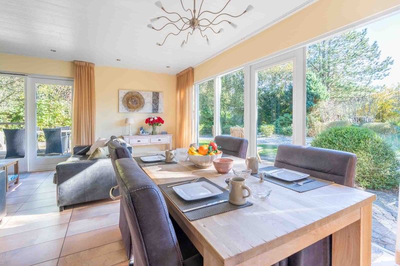 Dining area in Landhuis Tempelierweg 22, De Dennen, Texel, overlooking the garden.