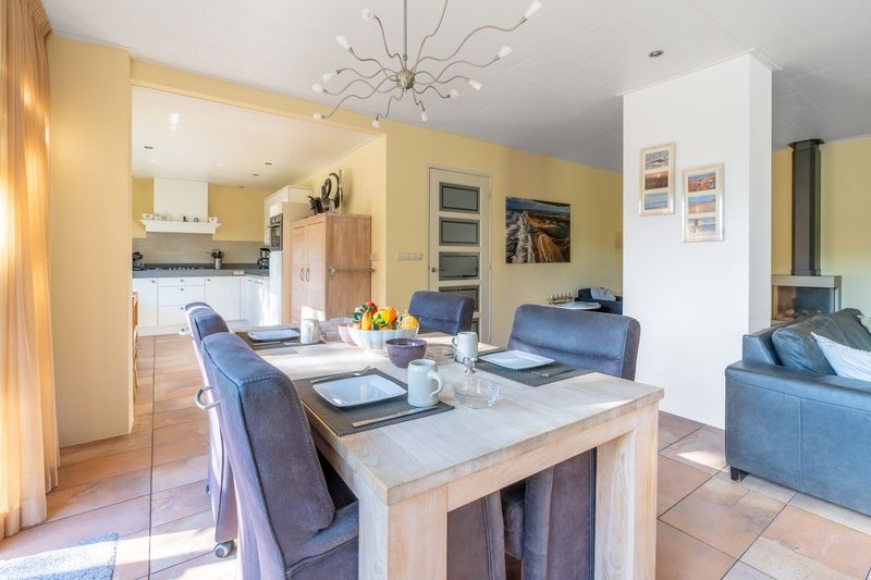 Open kitchen and dining area of Landhuis Tempelierweg 22 in Texel, ideal for family dinners.