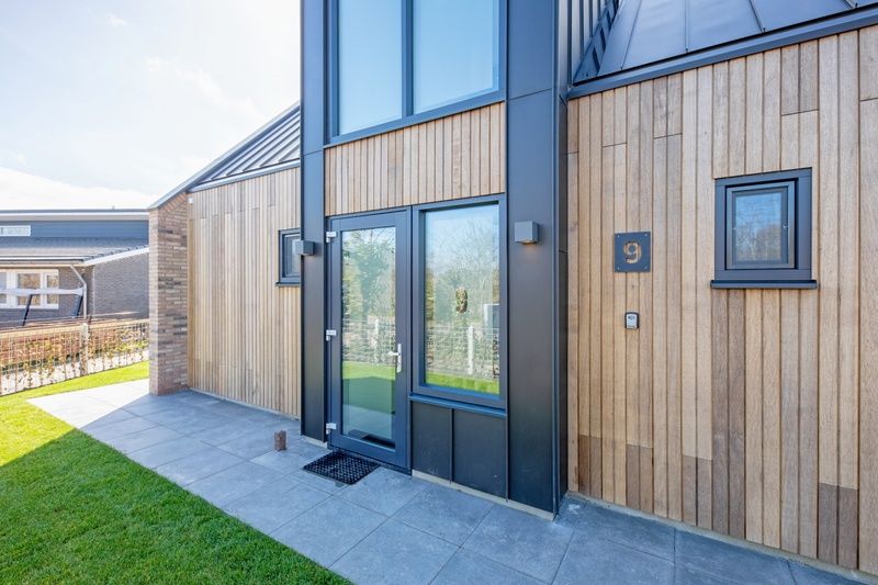 Ingang van Bungalowpark 't Luwe Land - Nieuw Vredelust, Texel. Stijlvolle entree in de prachtige omgeving van De Dennen.