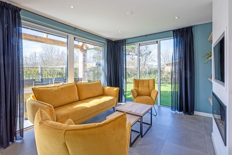 Zithoek met uitzicht bij Bungalowpark 't Luwe Land - Nieuw Vredelust, Texel. Comfortabele banken met zicht op de tuin.