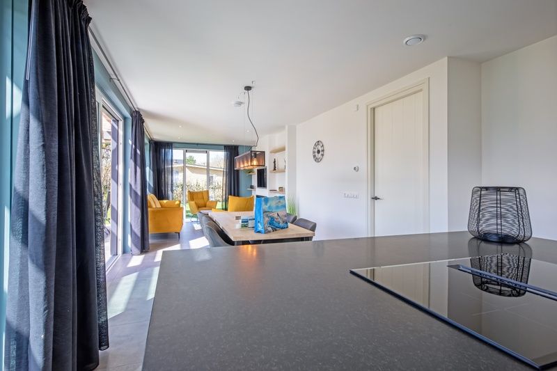 Keuken en eetgedeelte van Bungalowpark 't Luwe Land - Nieuw Vredelust, De Dennen, Texel. Moderne faciliteiten in een sfeervolle ruimte.