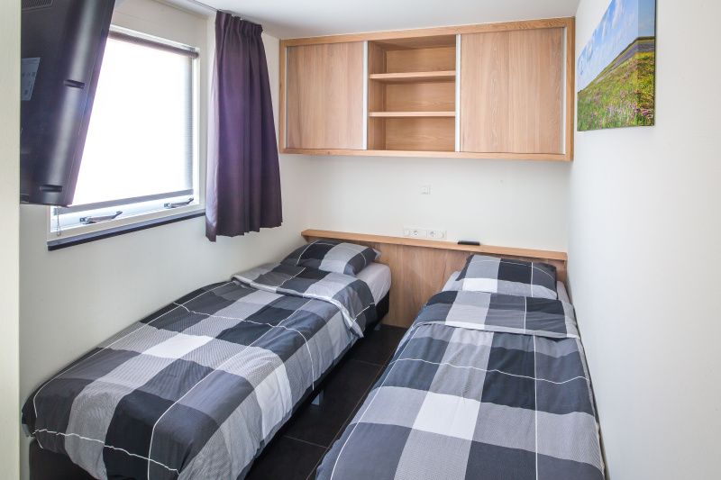Komfortables Schlafzimmer mit zwei Betten im Ferienhaus Gortersmient 206, Texel.