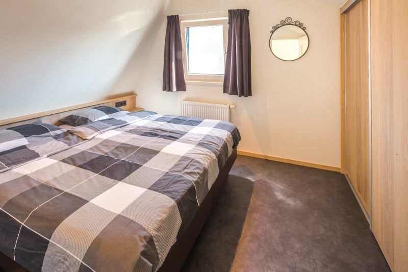 Hauptschlafzimmer mit Doppelbett im Ferienhaus Gortersmient 206, Bungalowpark Gortersmient, Texel.