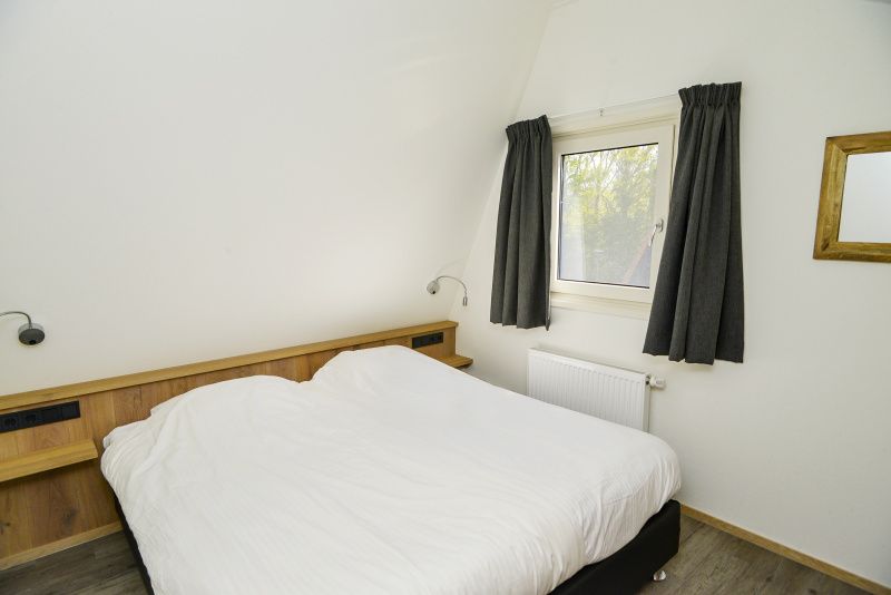 Komfortables Schlafzimmer im Ferienhaus Gortersmient 222, Bungalowpark Gortersmient, De Dennen, Texel.