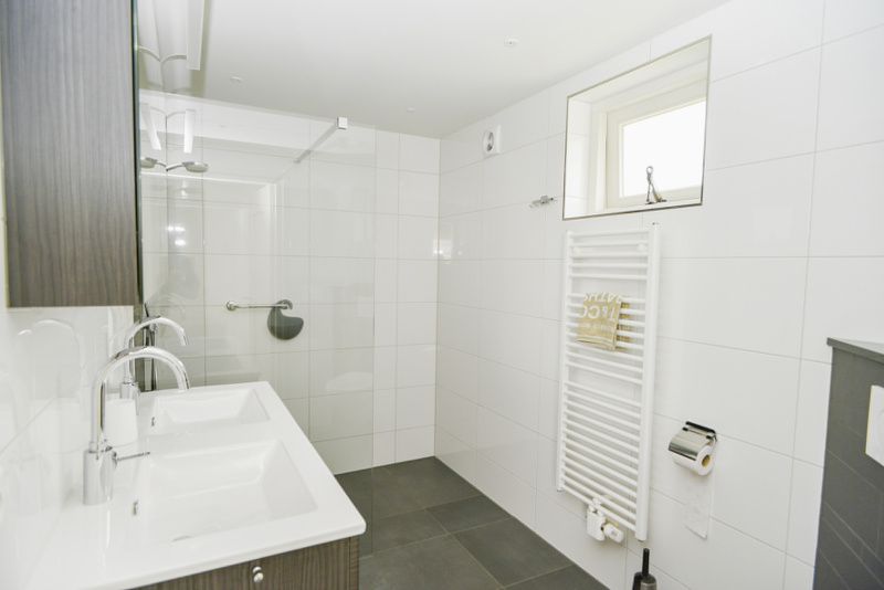 Geraeumige Dusche im Ferienhaus Gortersmient 222, Bungalowpark Gortersmient, De Dennen, Texel.