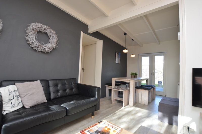 Offener Wohnbereich im Bungalow 't Hoogelandt 24, De Dennen, Texel mit Ess- und Sitzecke, ideal fuer Familienaufenthalte.