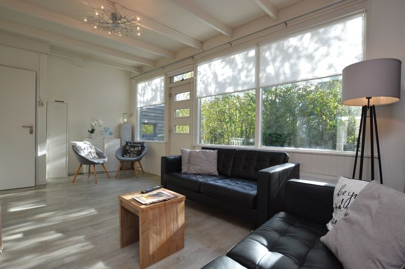 Moderne Kueche im Bungalow 't Hoogelandt 24, De Dennen, Texel mit voller Ausstattung und Blick auf die Natur.