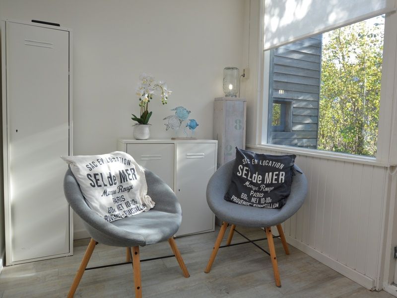 Stilvolles Badezimmer im Bungalow 't Hoogelandt 24, De Dennen, Texel mit modernen Annehmlichkeiten und glatter Oberflaeche.