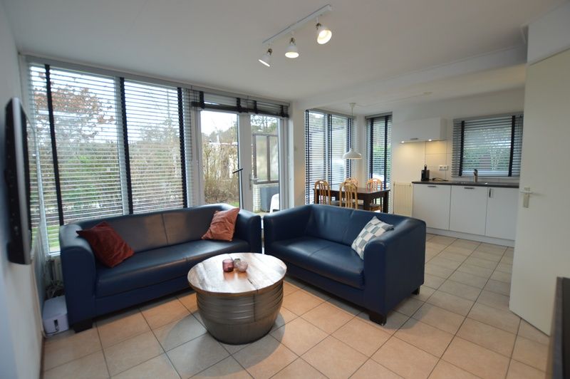 Heller Wohnbereich im Ferienhaus de Parel 244, De Dennen, Texel mit moderner Kueche und Essbereich auf den Watteninseln.