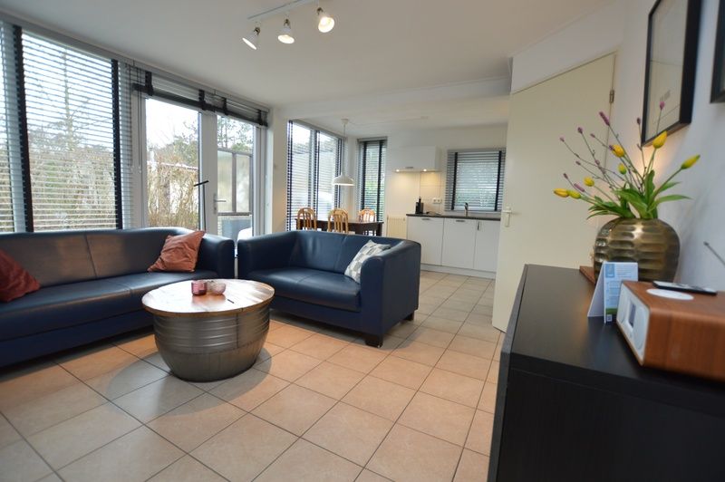 Stilvolles Wohnzimmer im Ferienhaus de Parel 244, De Dennen, Texel mit Blick auf die Natur der Watteninseln.