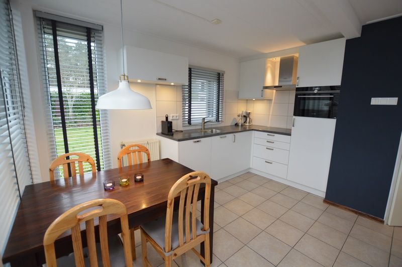 Moderne Kueche im Ferienhaus de Parel 244, De Dennen, Texel, ideal fuer kulinarische Erlebnisse auf den Watteninseln.