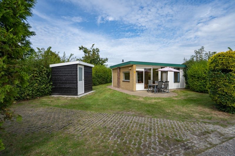 Bungalow Uterste Coogh 98 in De Dennen, Texel with private garden and sheltered location.