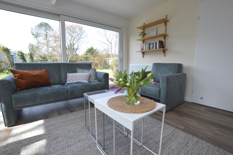 Cozy living room in Bungalow Verste Coogh 58, De Dennen, Texel with comfortable seating.