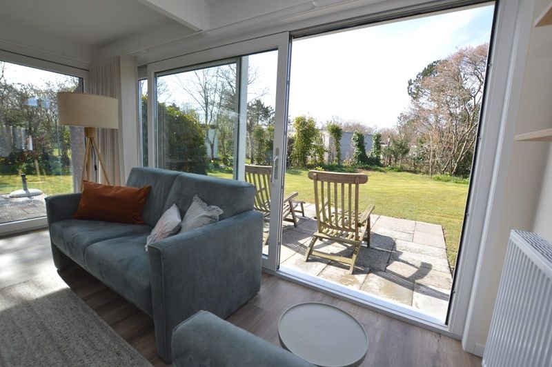 Veranda of Bungalow Verste Coogh 58 in De Dennen, Texel overlooking green surroundings.