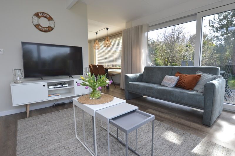 Modern living room in Bungalow Verste Coogh 58, De Dennen, Texel with television and sitting area.