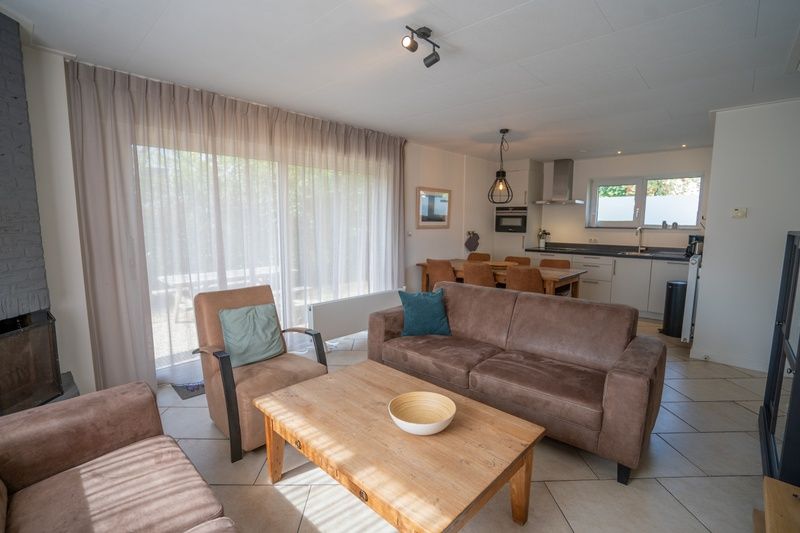 Helles Wohnzimmer mit offener Kueche im Ferienhaus 't Hoogelandt 136, Texel, ideal fuer Familienfeiern.