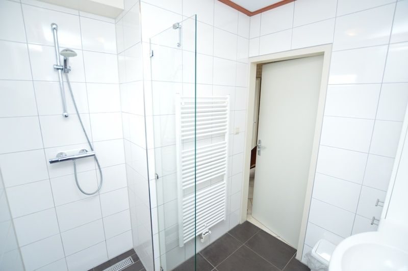 Neues Badezimmer im Ferienhaus 't Hoogelandt 136, De Dennen, Texel, mit begehbarer Dusche und modernen Fliesen.