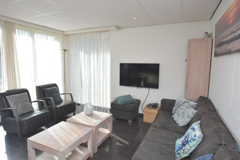 Gemuetliches Wohnzimmer des Ferienhauses 't Hoogelandt 36, De Dennen, Texel mit bequemer Sitzecke.