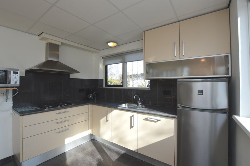 Voll ausgestattete Kueche des Ferienhauses 't Hoogelandt 36, De Dennen, Texel mit modernen Geraeten.