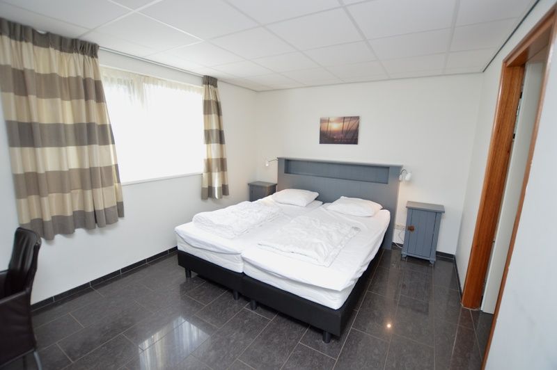 Schlafzimmer im Ferienhaus 't Hoogelandt 36, De Dennen, Texel mit bequemen Betten und ruhiger Atmosphaere.