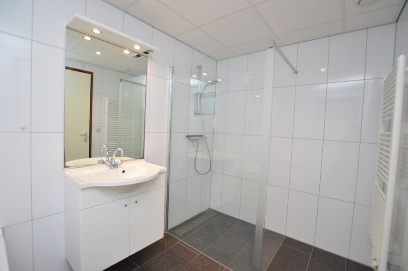 Modernes Badezimmer mit Dusche im Ferienhaus 't Hoogelandt 36, De Dennen, Texel fuer einen Neuanfang.