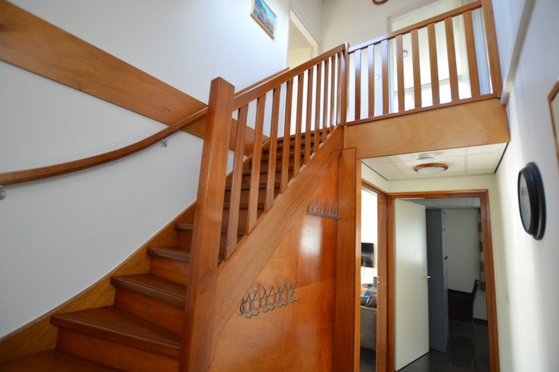 Die Holztreppe im Ferienhaus 't Hoogelandt 36, De Dennen, Texel fuehrt in das komfortable Obergeschoss.