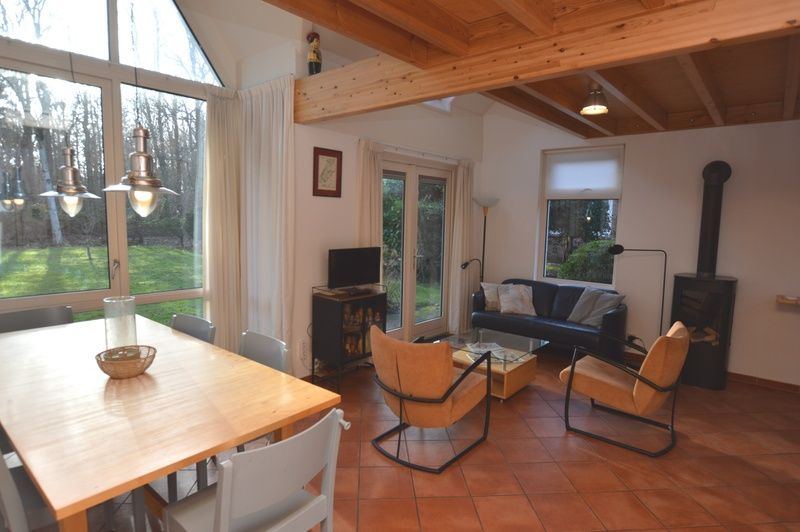 Gezellige woonkamer van Monnikenweg 11 in De Dennen, Texel met veel lichtinval.