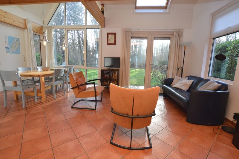 Comfortabele leefruimte in Monnikenweg 11, De Dennen, Texel met uitzicht op de tuin.