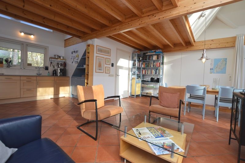 Monnikenweg 11, ruime woonkamer met houten plafond in De Dennen, Texel.