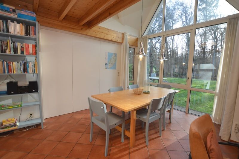 Eethoek en keuken in Monnikenweg 11 vakantiehuis, De Dennen, Texel.