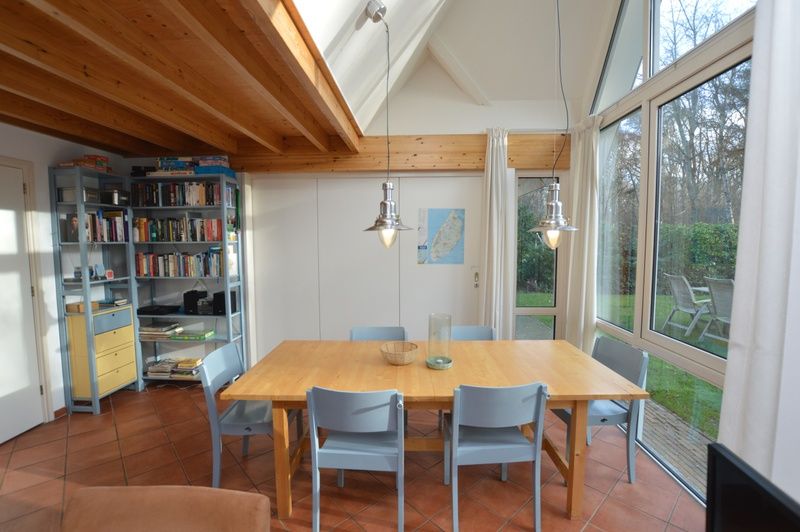 Eetkamer met tuinzicht in Monnikenweg 11, De Dennen, Texel.