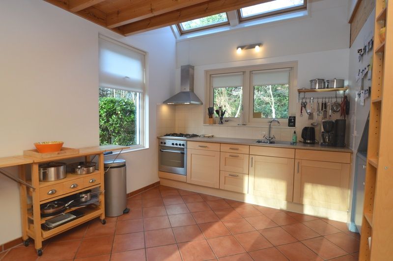 Moderne keuken in Monnikenweg 11 vakantiehuis, De Dennen, Texel.