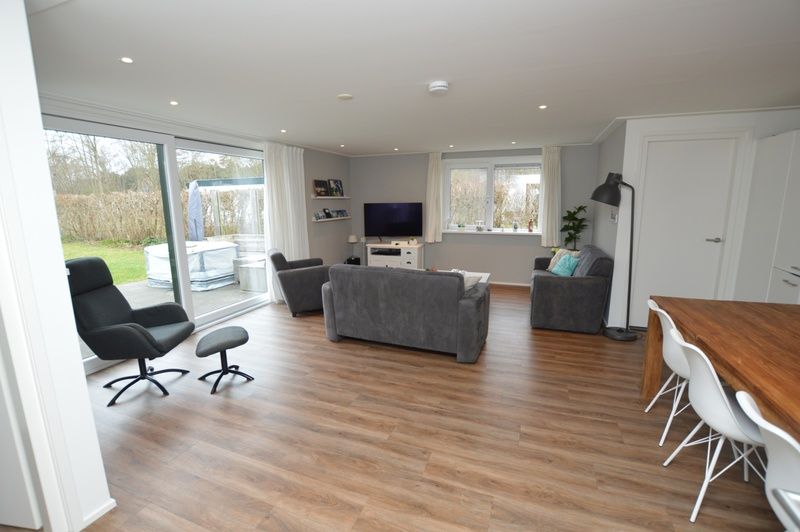 Lichte woonkamer van Vakantiehuis de Parel 168 in De Dennen, Texel met moderne inrichting.