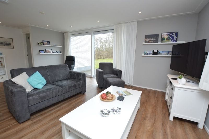 Gezellige woonkamer in Vakantiehuis de Parel 168, De Dennen, Texel met ruime ramen.