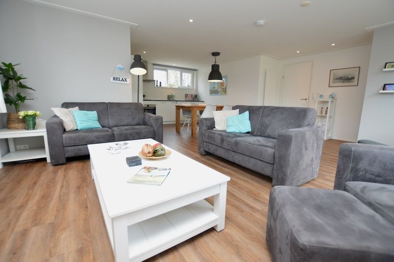 Moderne open keuken en woonkamer in Vakantiehuis de Parel 168, De Dennen, Texel.