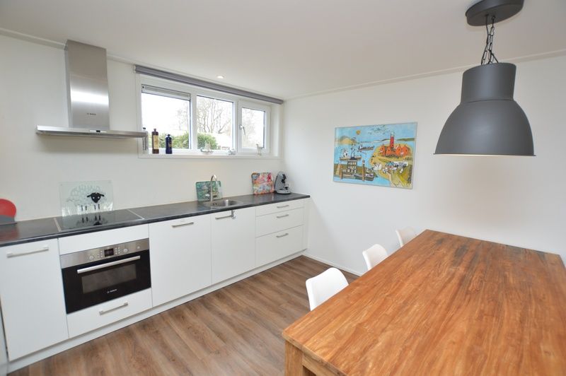 Volledig uitgeruste keuken in Vakantiehuis de Parel 168, De Dennen, Texel met eetruimte.