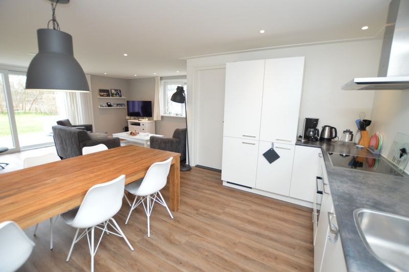 Eetkamer en keuken van Vakantiehuis de Parel 168, De Dennen, Texel met moderne apparatuur.