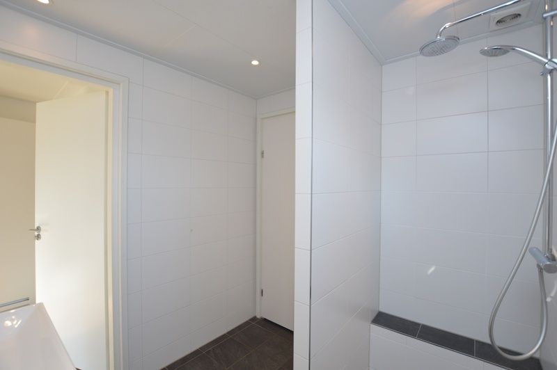 Inloopdouche in Vakantiehuis de Parel 168, De Dennen, Texel met moderne afwerking.