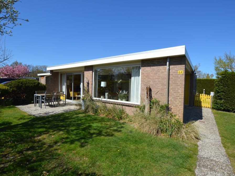 Bungalow Verste Coogh 64 in De Dennen, Texel mit sonniger Terrasse und gruenem Garten.