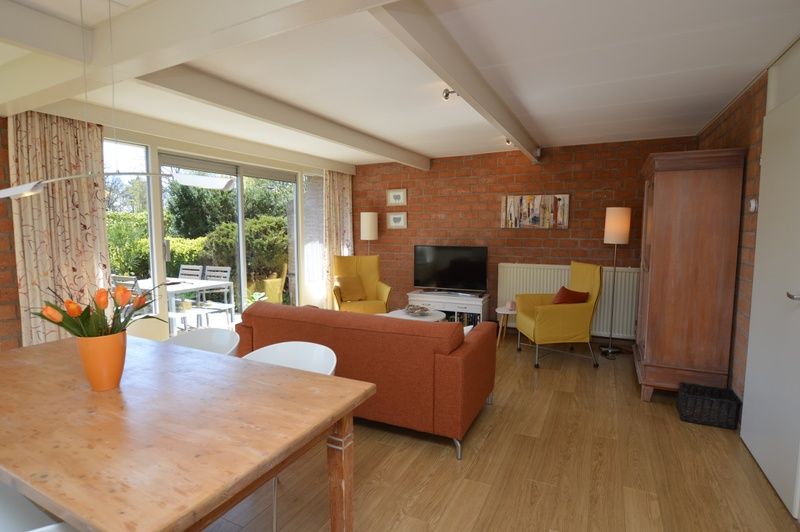 Helles Wohnzimmer mit grossen Fenstern im Bungalow Verste Coogh 64, De Dennen, Texel.