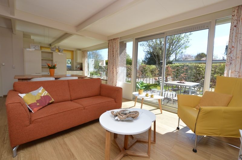 Moderne Kueche im Bungalow Verste Coogh 64, De Dennen, Texel mit Blick auf die Natur.