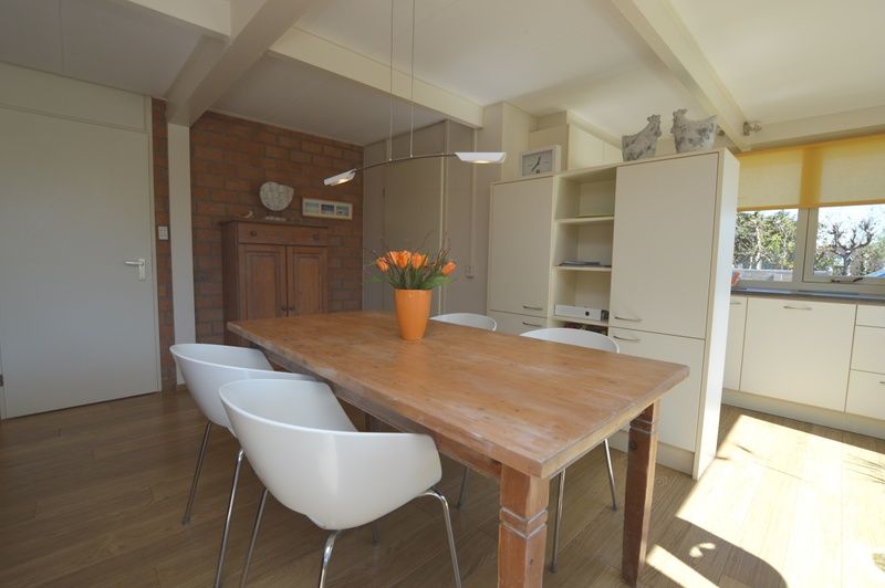 Schicke Kueche im Bungalow Verste Coogh 64, De Dennen, Texel mit viel natuerlichem Licht.