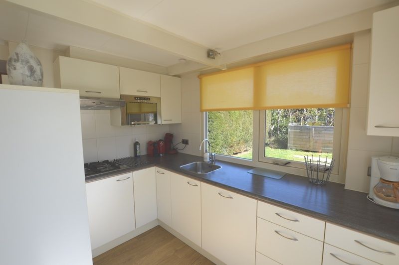 Frisches Badezimmer mit Dusche im Bungalow Verste Coogh 64, De Dennen, Texel.